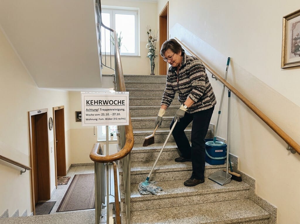 Treppenhausreinigung mit Wischer und Eimer